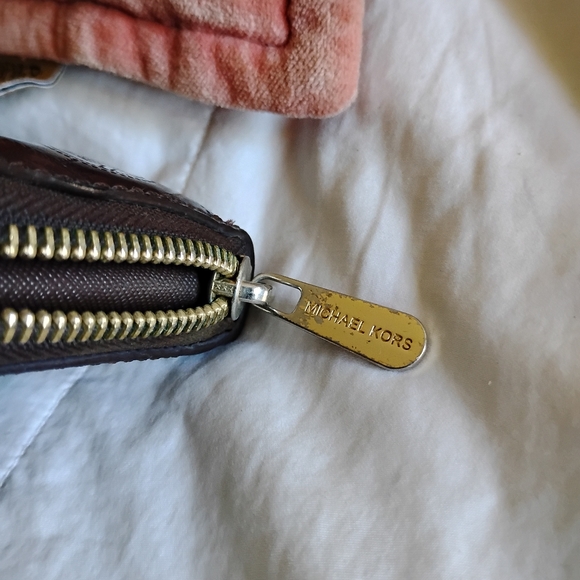 Michael Kors patent leather wallet wristlet - Picture 3 of 9